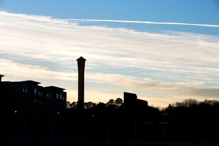 正规博彩平台 Campus Silhouette